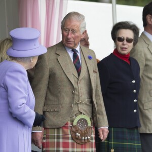 La reine Elizabeth II, le prince Charles et la princesse Anne lors des Jeux des Highlands de Braemar, en Ecosse, le 3 septembre 2016.
