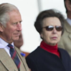 La reine Elizabeth II, le prince Charles et la princesse Anne lors des Jeux des Highlands de Braemar, en Ecosse, le 3 septembre 2016.