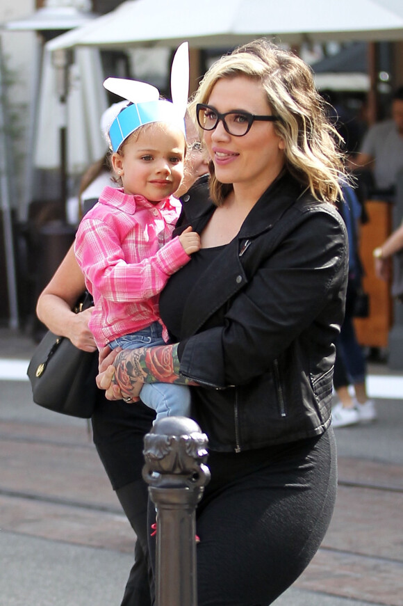 Le chanteur A. J. McLean et sa femme Rochelle Karidis sont allés faire du shopping avec leur fille, Ava McLean, à The Grove à Hollywood. Le 20 mars 2016