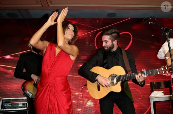 Exclusif - Eva Longoria (robe Monsoori, bijoux Messika) danse avec Kendji Girac - Dîner du Global Gift Gala au profit de L'Unicef France Frimousses de Créateurs, de The Global Gift Foundation et The Eva Longoria Foundation, organisé au Four Seasons Hôtel George V à Paris, le 25 mai 2015.