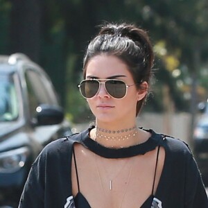 Kendall Jenner se balade et fait du shopping avec des amis dans les rues de Beverly Hills. La jeune fille porte un T-shirt très échancré devant laissant un décolleté très provoquant sur un soutien gorge noir! Le 25 août 2016