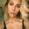 Olivia Newton-John est inquiète pour sa fille Chloe Lattanzi, qui serait accro à la chirurgie esthétique. Elle aurait retouché son visage ainsi que sa poitrine et se serait fait retirer une côte. Photo publiée sur sa page Instagram au mois de juillet 2016.