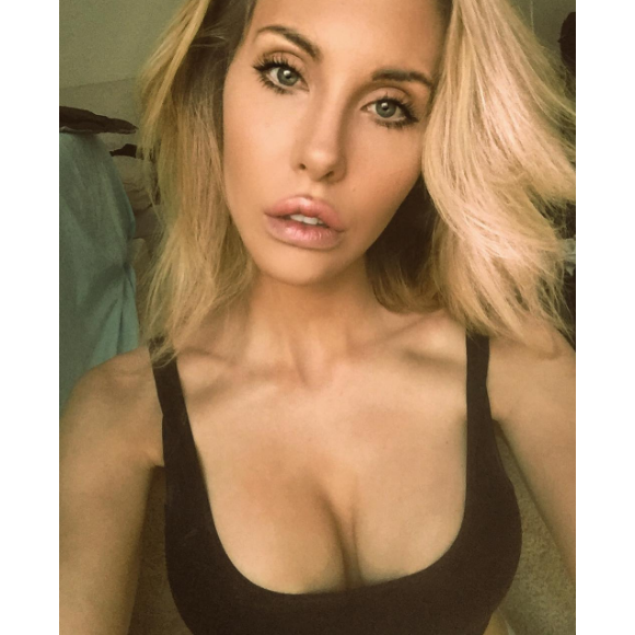 Olivia Newton-John est inquiète pour sa fille Chloe Lattanzi, qui serait accro à la chirurgie esthétique. Elle aurait retouché son visage ainsi que sa poitrine et se serait fait retirer une côte. Photo publiée sur sa page Instagram au mois de juillet 2016.