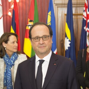 Le président français François Hollande et Ségolène Royal lors d'une session de travail spéciale de la rencontre des chefs de gouvernement du Commonwealth sur le changement climatique à La Valette, le 27 novembre 2015.