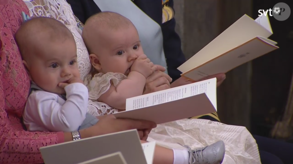 Le prince Oscar et le prince Alexander, nés à un mois d'intervalle. Image du baptême du prince Alexander de Suède en la chapelle royale du palais Drottningholm, à Stockholm, le 9 septembre 2016, cérémonie retransmise en directe par la télévision publique suédoise (SVT).