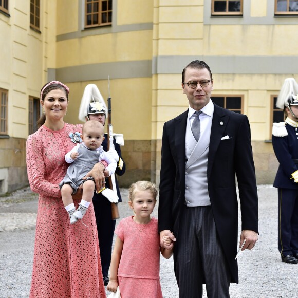 La princesse Victoria, le prince Daniel de Suède, leur fils le prince Oscar et leur fille la princesse Estelle au baptême du prince Alexander de Suède, dont la princesse héritière est l'une des marraines, au palais Drottningholm à Stockholm le 9 septembre 2016.