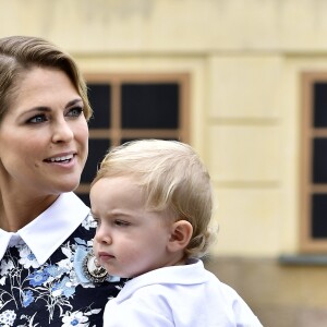 La princesse Madeleine de Suède et son fils le prince Nicolas au baptême du prince Alexander de Suède au palais Drottningholm à Stockholm le 9 septembre 2016