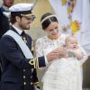 Le prince Carl Philip et la princesse Sofia de Suède avec leur fils le prince Alexander lors de son baptême le 9 septembre 2016 en la chapelle royale du palais Drottningholm à Stockholm.