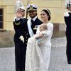 Le prince Carl Philip et la princesse Sofia de Suède avec leur fils le prince Alexander lors de son baptême le 9 septembre 2016 en la chapelle royale du palais Drottningholm à Stockholm.