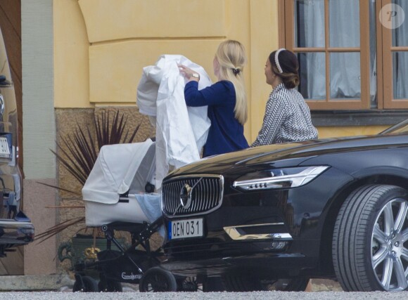 La princesse Sofia de Suède arrive pour le baptême de son fils le prince Alexander de Suède au palais Drottningholm à Stockholm le 9 septembre 2016