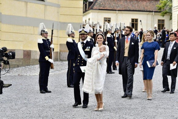 Le prince Carl Philip et la princesse Sofia de Suède lors du baptême de leur fils, le prince Alexander de Suède, au palais Drottningholm à Stockholm le 9 septembre 2016, suivis par Victor Magnuson (parrain) et Lina Hellqvist (marraine).