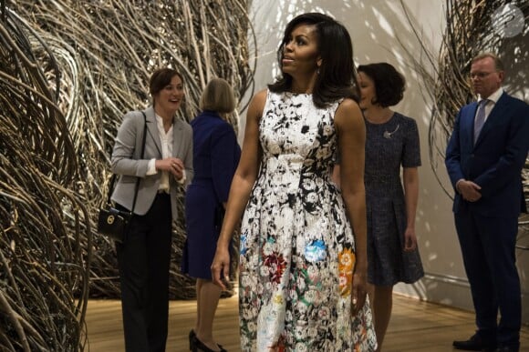 Michelle Obama visite la Galerie Renwick avec les épouses des cinq chefs d'états des pays nordiques lors d'un sommet à Washington le 13 mai 2016.