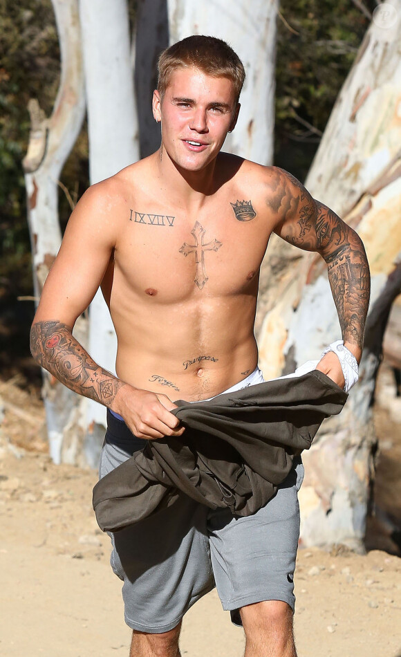 Justin Bieber se promène torse nu à Runyon Canyon à Hollywood, le 3 septembre 2016
