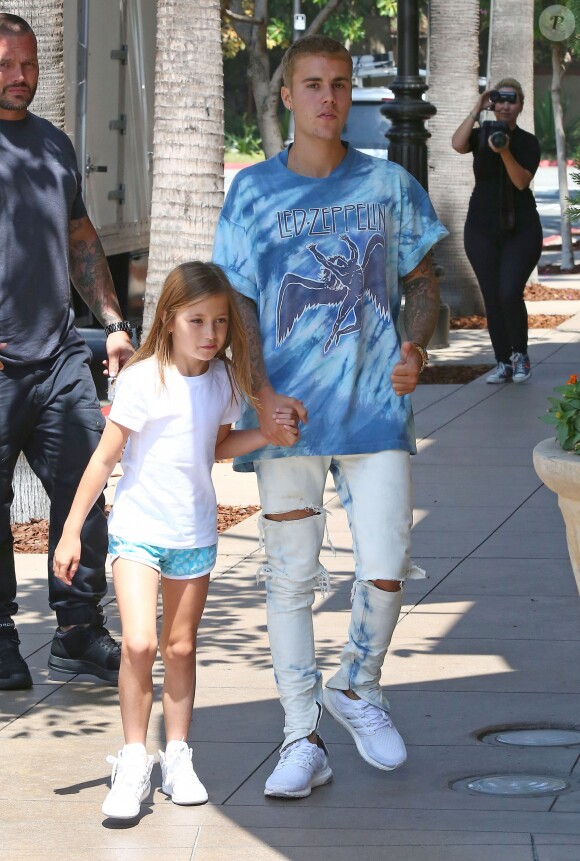 Justin Bieber fait du shopping avec sa petite soeur Jazmyn et lui achète une poupée chez American Girls à Los Angeles, le 2 septembre 2016