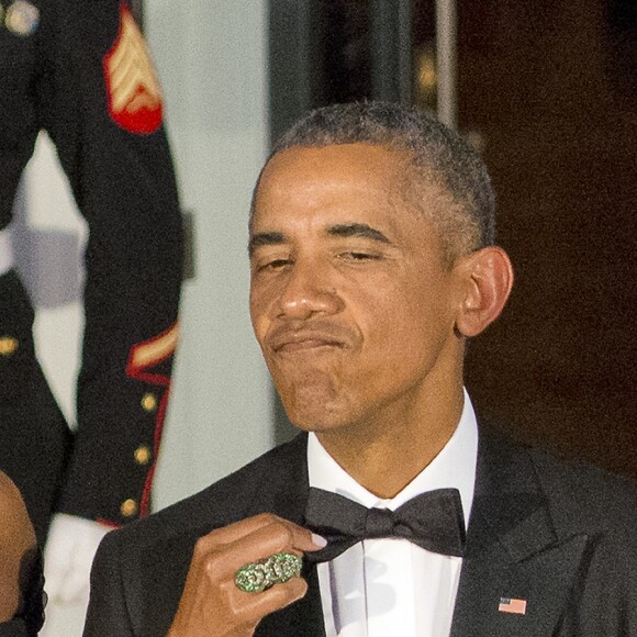 Michelle Obama ajuste le noeud papillon du président Barack Obama à Washington, le 25 septembre 2015