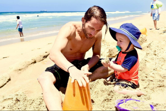 Marcus Kowal avec son fils Liam à la plage en juillet 2016, photo Instagram : "Construire un rêve, c'est important, mais construire des château de sable avec lui, c'est encore plus important." Marcus Kowal et Mishel Eder ont pris la décision de débrancher leur fils de 15 mois, Liam, mort après avoir été percuté le 3 septembre 2016 par la voiture d'une septuagénaire qui roulait en état d'ébriété.