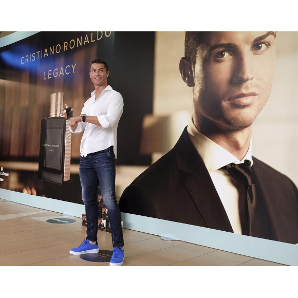 Cristiano Ronaldo fait la pub de son parfum Legacy sur son compte Instagram, en septembre 2016.