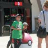 Exclusif - Sean Preston et Jayden James Federline, les fils de Britney Spears, jouent à Pokémon Go à Westlake Village, le 30 août 2016.