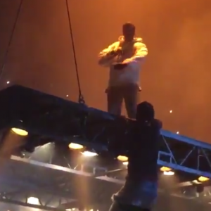 Kanye West en concert à Atlanta. Un fan tente de monter sur scène volante et s'écrase dans le public, le 12 septembre 2016.