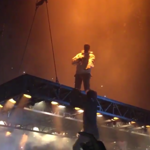 Kanye West en concert à Atlanta. Un fan tente de monter sur scène volante et s'écrase dans le public, le 12 septembre 2016.