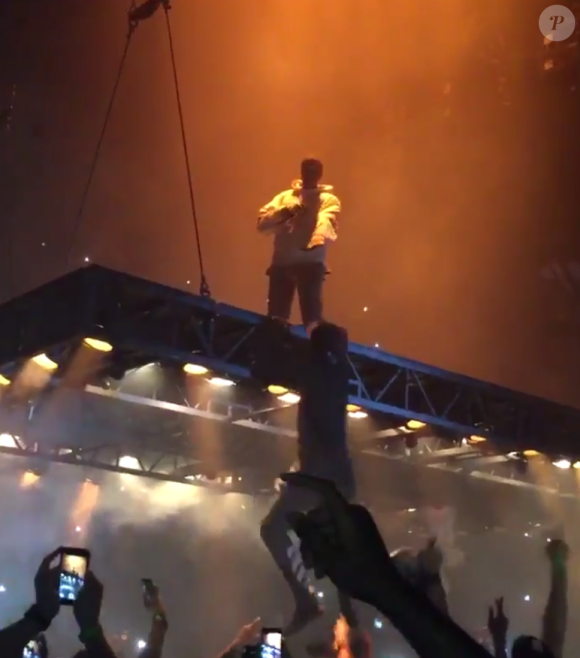 Kanye West en concert à Atlanta. Un fan tente de monter sur scène volante et s'écrase dans le public, le 12 septembre 2016.