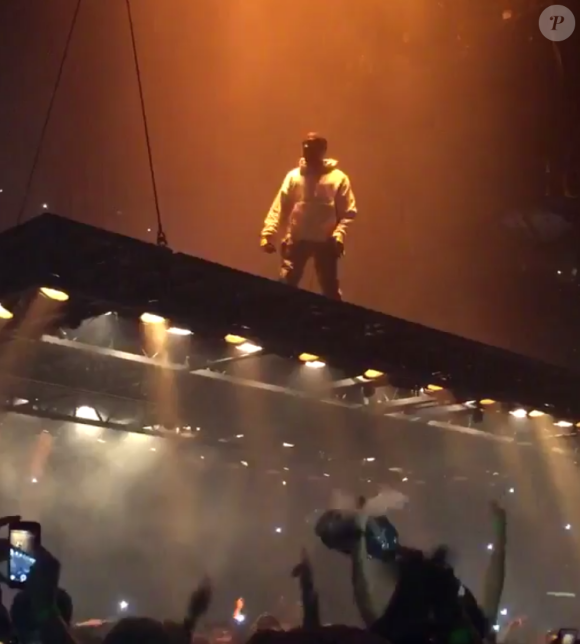 Kanye West en concert à Atlanta. Un fan tente de monter sur scène volante et s'écrase dans le public, le 12 septembre 2016.