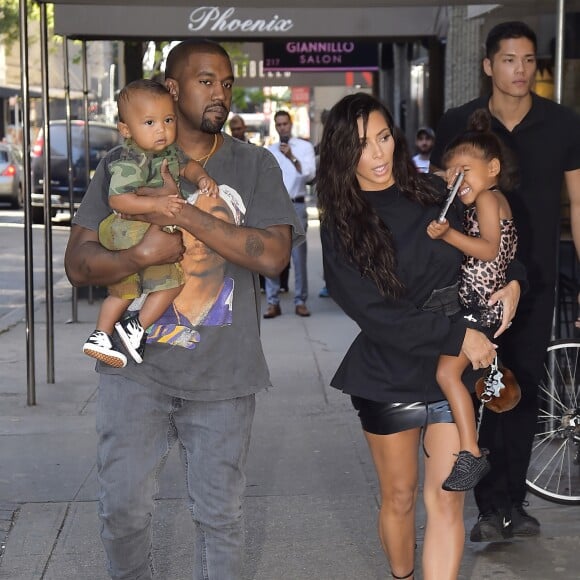 Kim Kardashian et son mari Kanye West à New York avec leurs enfants North et Saint. Le 29 août 2016.