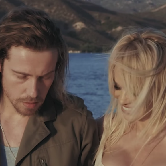 "Le Lac", clip de Julien Doré avec Pamela Anderson, août 2016.