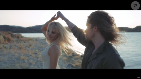 "Le Lac", clip de Julien Doré avec Pamela Anderson, août 2016.