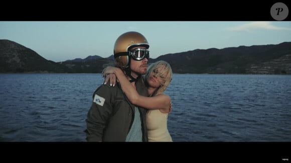 "Le Lac", clip de Julien Doré avec Pamela Anderson, août 2016.