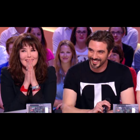 Isabelle Adjani et son fils Barnabé Nuytten qui fait partie du groupe The Aikiu, lors du Grand Journal de Canal+ diffusé le 20 juin 2013