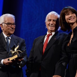 Paolo Baratta, Jean-Paul Belmondo, Sophie Marceau - Remise du Lion d'Or à Jean-Paul Belmondo pour l'ensemble de sa carrière lors du 73e Festival du Film de Venise, la Mostra. Le 8 septembre 2016