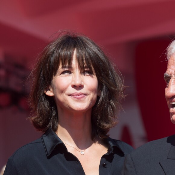 Jean-Paul Belmondo arrive au bras de Sophie Marceau sur le tapis rouge du 73e Festival du Film de Venise, la Mostra, pour recevoir le Lion d'Or pour l'ensemble de sa carrière. Le 8 septembre 2016