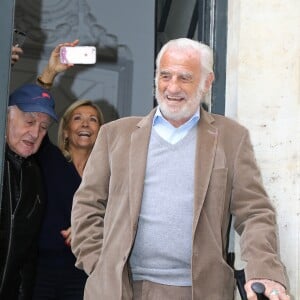 Exclusif - L'acteur Jean-Paul Belmondo à fêté son anniversaire (83 ans) avec ses fans dans la cour de son immeuble de la rue des Saint-Père à Paris (comme tous les ans ses fans viennent lui offrir un cadeau à son domicile). Étaient présents sa fille Stella, son ex-femme Natty, son ami cascadeur Rémy Julienne. Il a eu le droit à un magnifique gâteau créé pour cette occasion par le pâtissier-chocolatier Eric Thévenot qui à choisi le thème d'un des film de Jean-Paul "L'As des As". © Sébastien Valiela / Bestimage