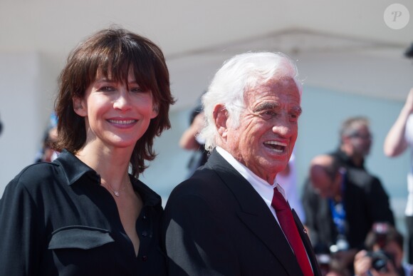 Jean-Paul Belmondo arrive au bras de Sophie Marceau sur le tapis rouge du 73e Festival du Film de Venise, la Mostra, pour recevoir le Lion d'Or pour l'ensemble de sa carrière. Le 8 septembre 2016