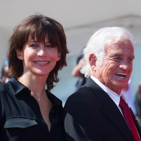 Jean-Paul Belmondo arrive au bras de Sophie Marceau sur le tapis rouge du 73e Festival du Film de Venise, la Mostra, pour recevoir le Lion d'Or pour l'ensemble de sa carrière. Le 8 septembre 2016