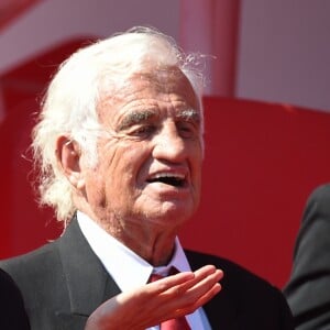 Jean-Paul Belmondo arrive au bras de Sophie Marceau sur le tapis rouge du 73e Festival du Film de Venise, la Mostra, pour recevoir le Lion d'Or pour l'ensemble de sa carrière, la Mostra. Le 8 septembre 2016