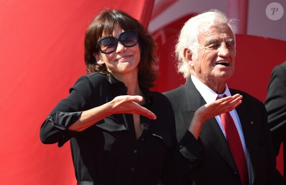 Jean-Paul Belmondo arrive au bras de Sophie Marceau sur le tapis rouge du 73e Festival du Film de Venise, la Mostra, pour recevoir le Lion d'Or pour l'ensemble de sa carrière, la Mostra. Le 8 septembre 2016
