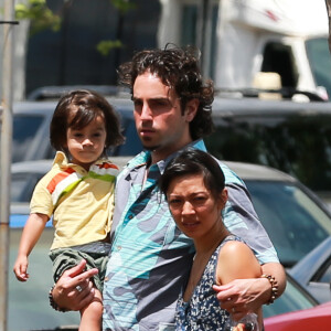 Wade Robson avec sa femme et son fils dans les  rues de Hawai, le 17 mai 2013