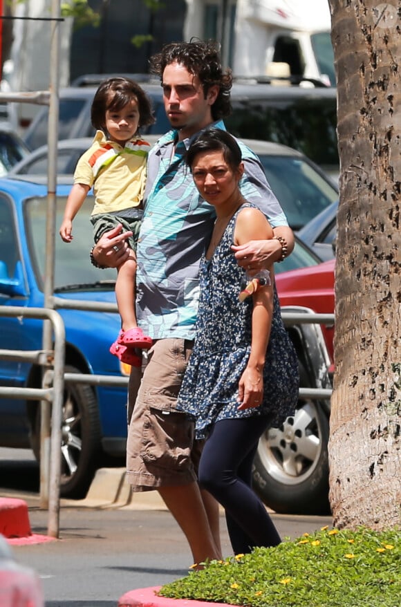 Wade Robson avec sa femme et son fils dans les  rues de Hawai, le 17 mai 2013
