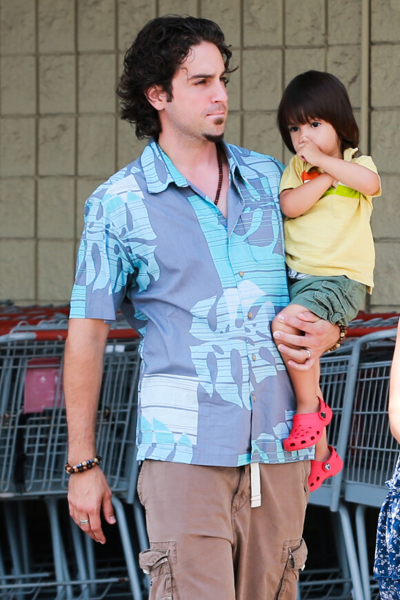 Wade Robson avec son fils dans les  rues de Hawai, le 17 mai 2013