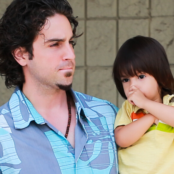 Wade Robson avec son fils dans les  rues de Hawai, le 17 mai 2013