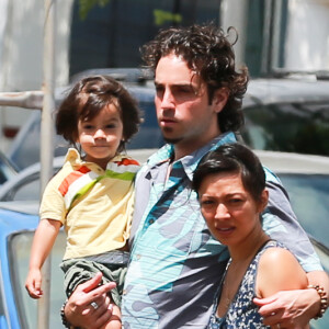 Wade Robson avec sa femme et son fils dans les  rues de Hawai, le 17 mai 2013