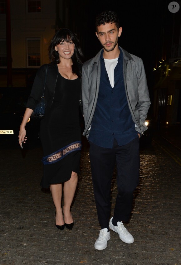 Daisy Lowe et un inconnu  à la sortie du club Loulou à Londres après l'anniversaire de Dave Gardner le 16 septembre 2016. © CPA / Bestimage