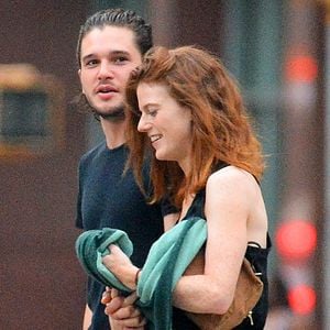 Exclusif - Kit Harington, amoureux, se promène avec sa compagne Rose Leslie à New York le 1er septembre 2016.