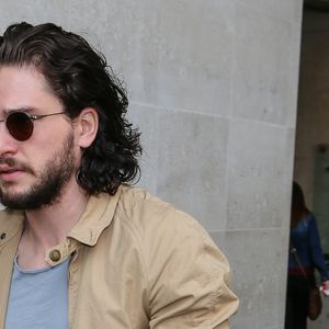 Kit Harington à la sortie des studios de la radio BBC Radio One à Londres, le 26 mai 2016.