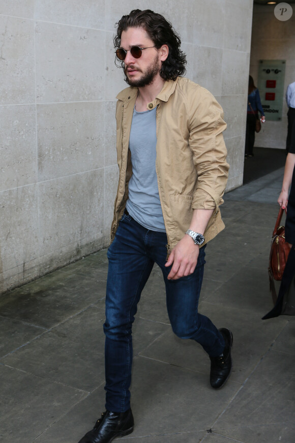 Kit Harington à la sortie des studios de la radio BBC Radio One à Londres, le 26 mai 2016.