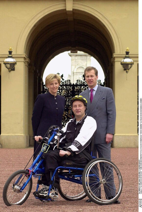 Lord Ivar Mountbatten, avec son ex-femme et le cycliste Steve Osborne, à Buckingham, à Londres, le 3 mai 2002