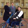 Lord Ivar Mountbatten pose avec son ex-femme et le cycliste Steve Osborne, à Buckingham, à Londres, le 3 mai 2002

