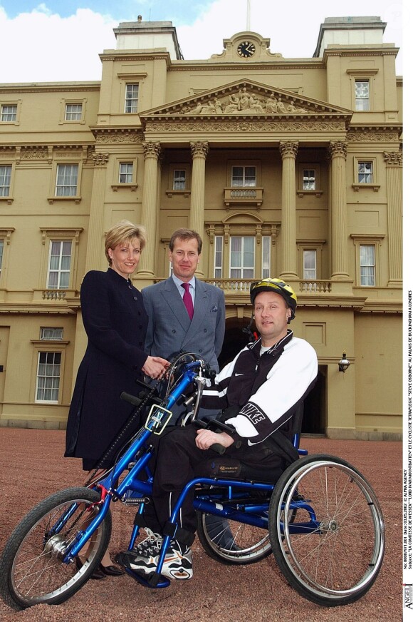 Lord Ivar Mountbatten pose avec son ex-femme et le cycliste Steve Osborne, à Buckingham, à Londres, le 3 mai 2002